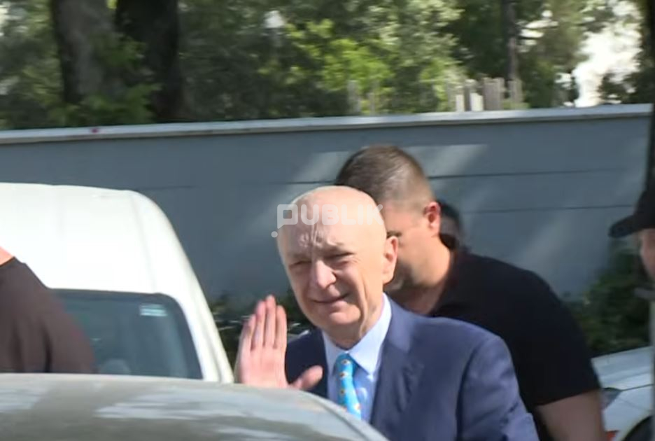 Meta del nga qelia, pret ngushëllime për ndarjen nga jeta të babait