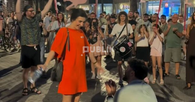 Momente emocionuese! I riu i propozon partneres në mes të protestës