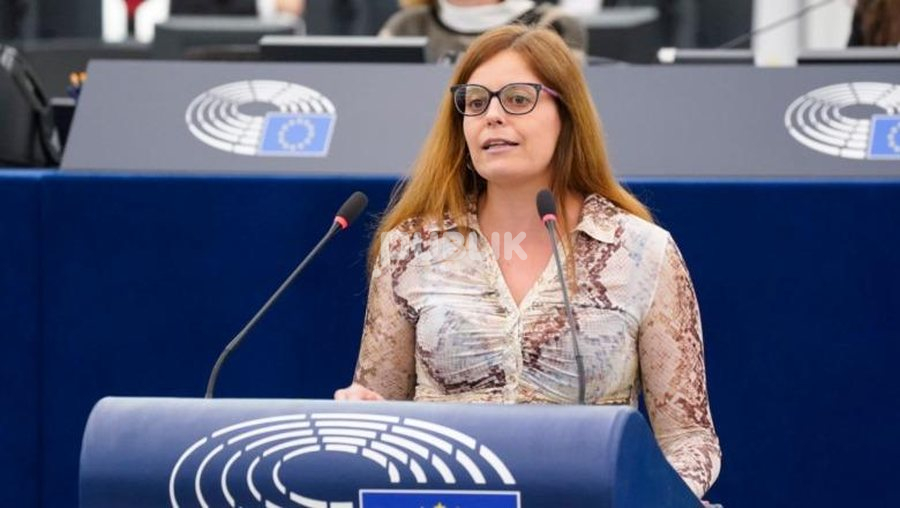 Eurodeputetja Ilaria Salis mbështet protestën në Tiranë: Shqipëria nuk është në shitje