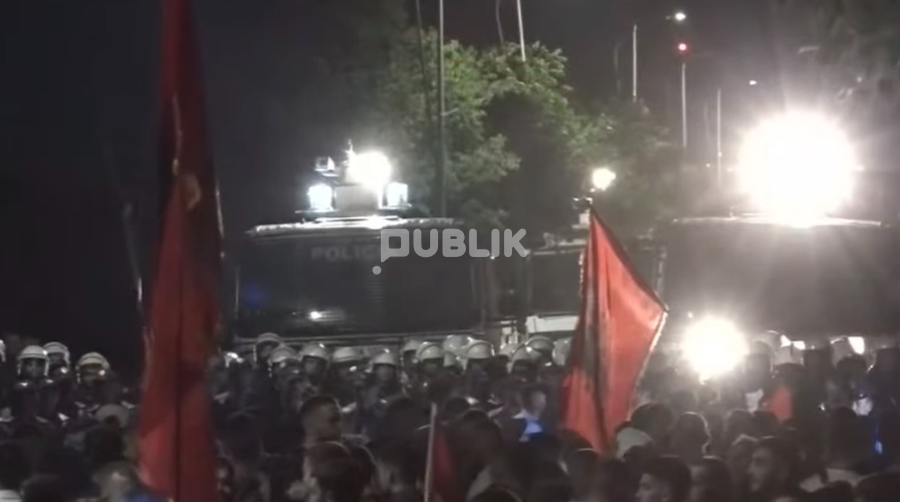 Protestuesit shkuan  në Rinas në këmbë, policia i ndaloi