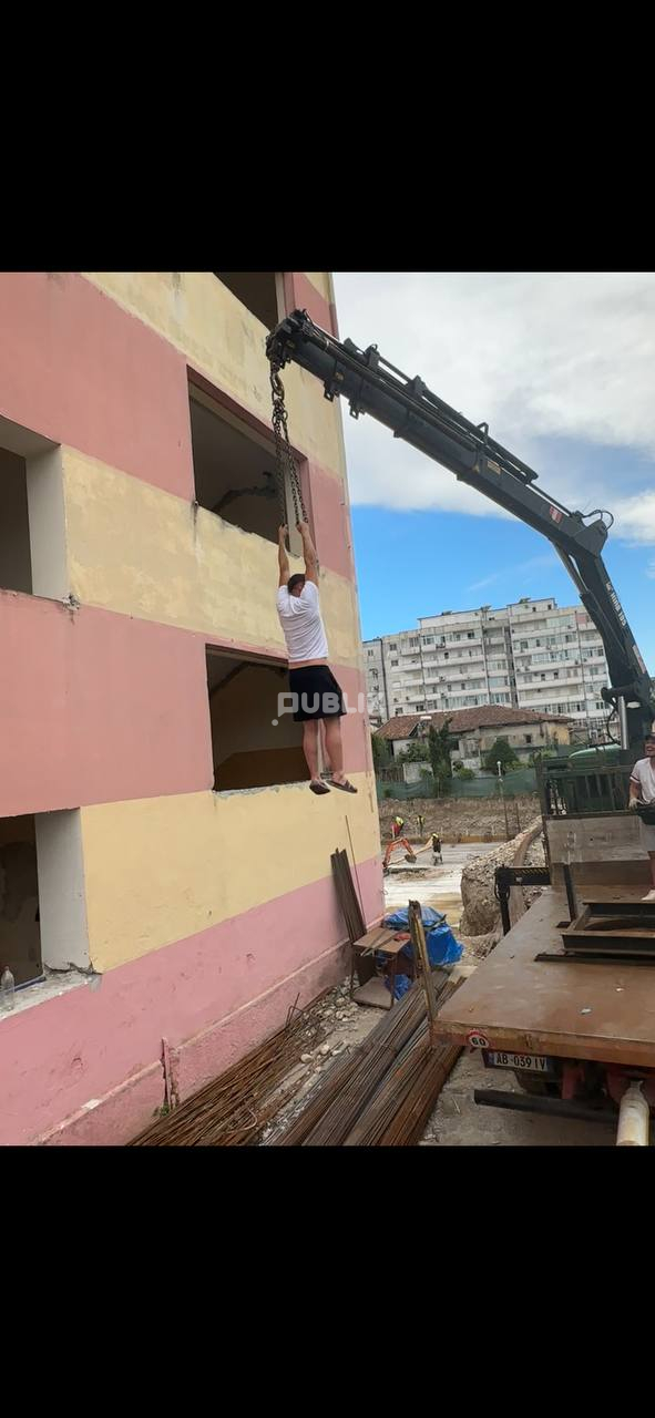 SKANDAL në Lezhë: Punëtori varet në zinxhirët e vinçit në lartësi