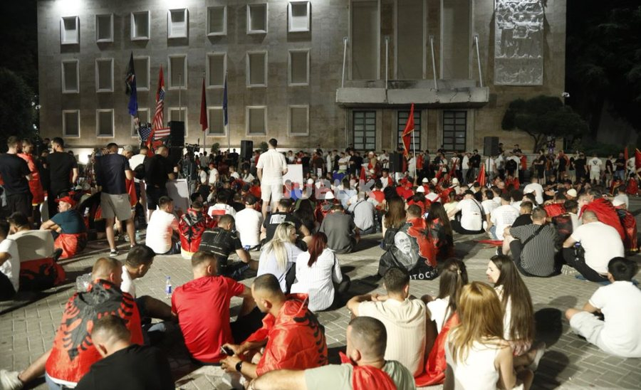 Protestuesit e kalojnë natën para kryeministrisë