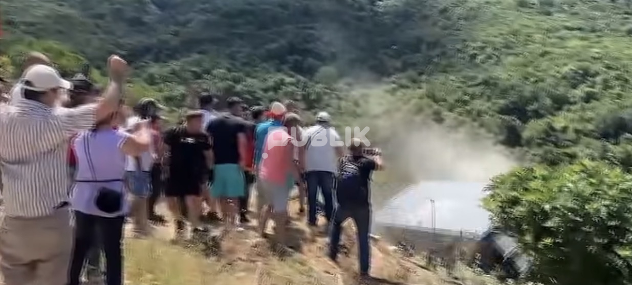 PROTESTË MASIVE NË KAKOME / Banorët dhe emigrantët shembin rrethimin 22-vjeç