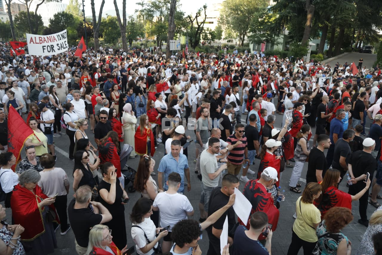 Dita e 22-të e protestës, mijëra qytetarë në shesh