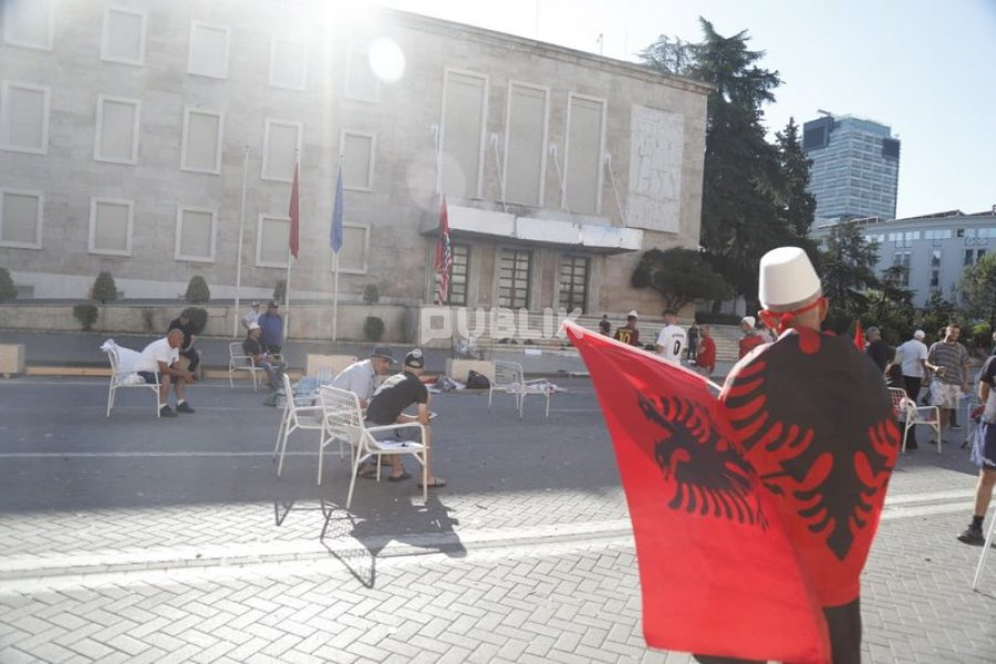 Një grup protestuesish kaluan natën përpara Kryeministrisë