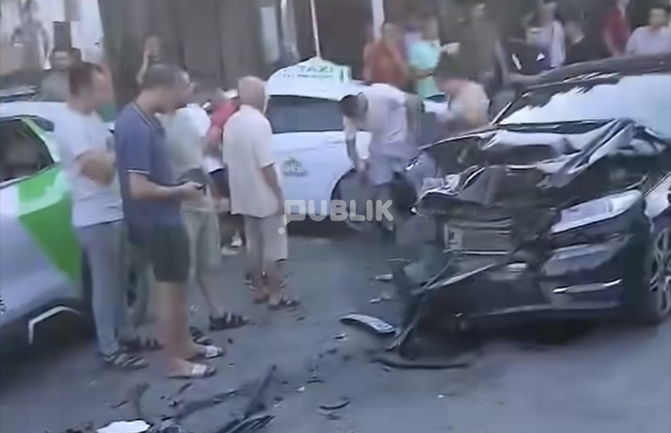 Kamëz: Makina përlas dy taksi të parkuara, shkak shpejtësia