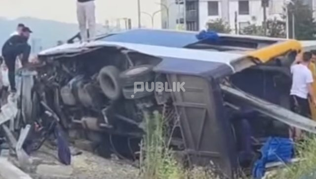Aksident tragjik në autostradën Tiranë–Durrës
