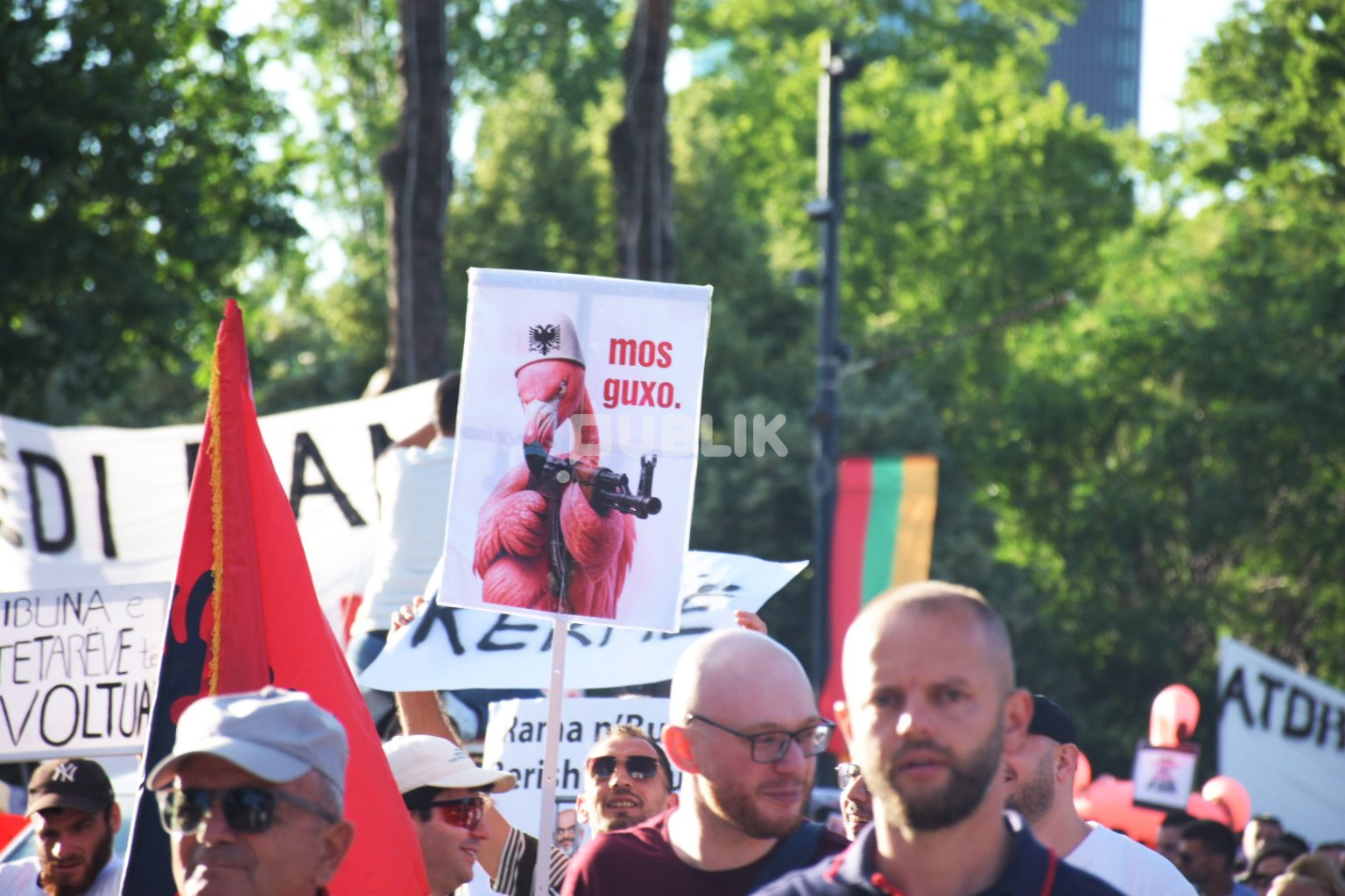 Akademikët ndërkombëtarë mbështesin protestat masive në Shqipëri
