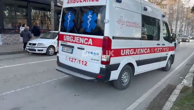 Bie nga ballkoni një grua pranë Lungomares në Vlorë