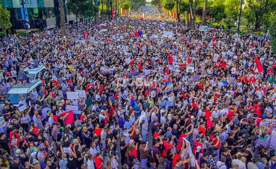 Dita 8 e protestës, mijëra qytetarë kundër epokës Rama-Berisha