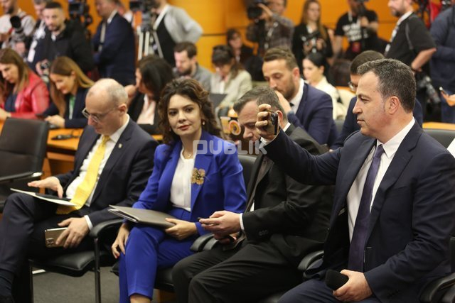 EMRAT/ Peleshi “ndëshkon” deputetët për mungesat në Kuvend