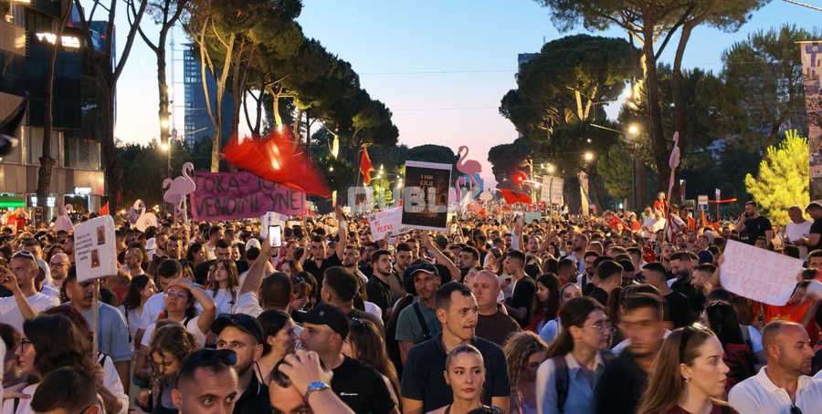 Faza e re e revoltës, protestuesit vënë në lëvizje selitë diplomatike