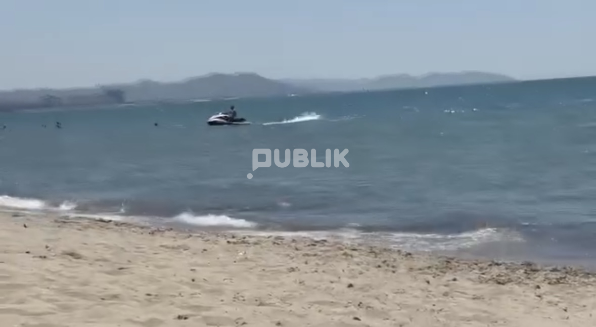 Jet ski në Golem s’pyet për rregulla dhe rrezikon jetën e pushuesve