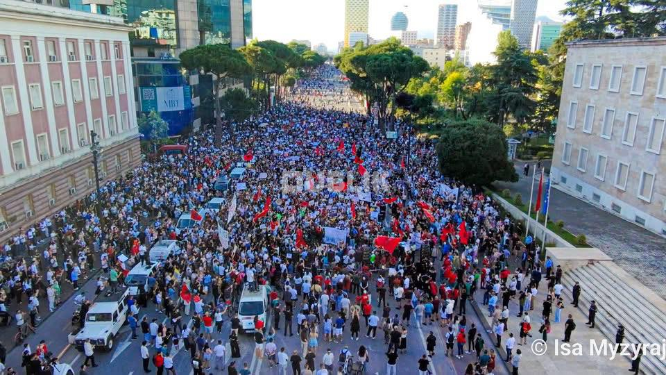 PD ‘ndërron mendje’, vendos t’i bashkohet protestës në Tiranë