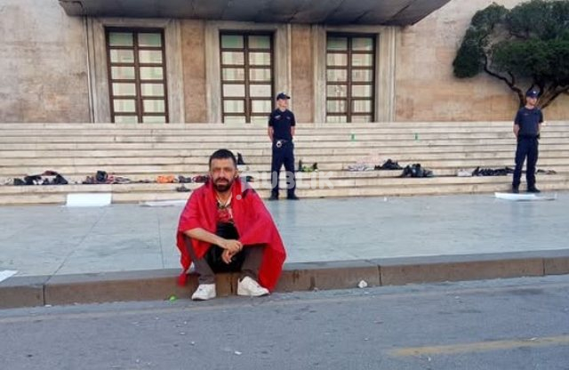 Protestuesi ‘dhëmbë për dhëmbë me Ramën: S’jam reflektimi yt!