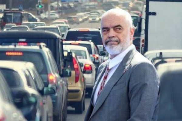 Shqipëria turistike “ngec” në trafik