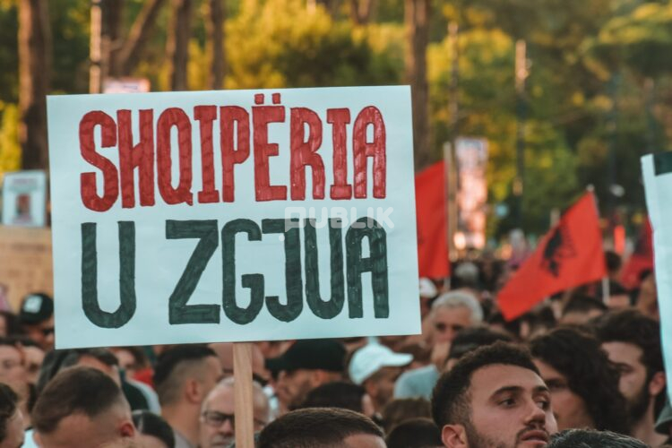 A mund të zhvillohet Shqipëria pa humbur veten?