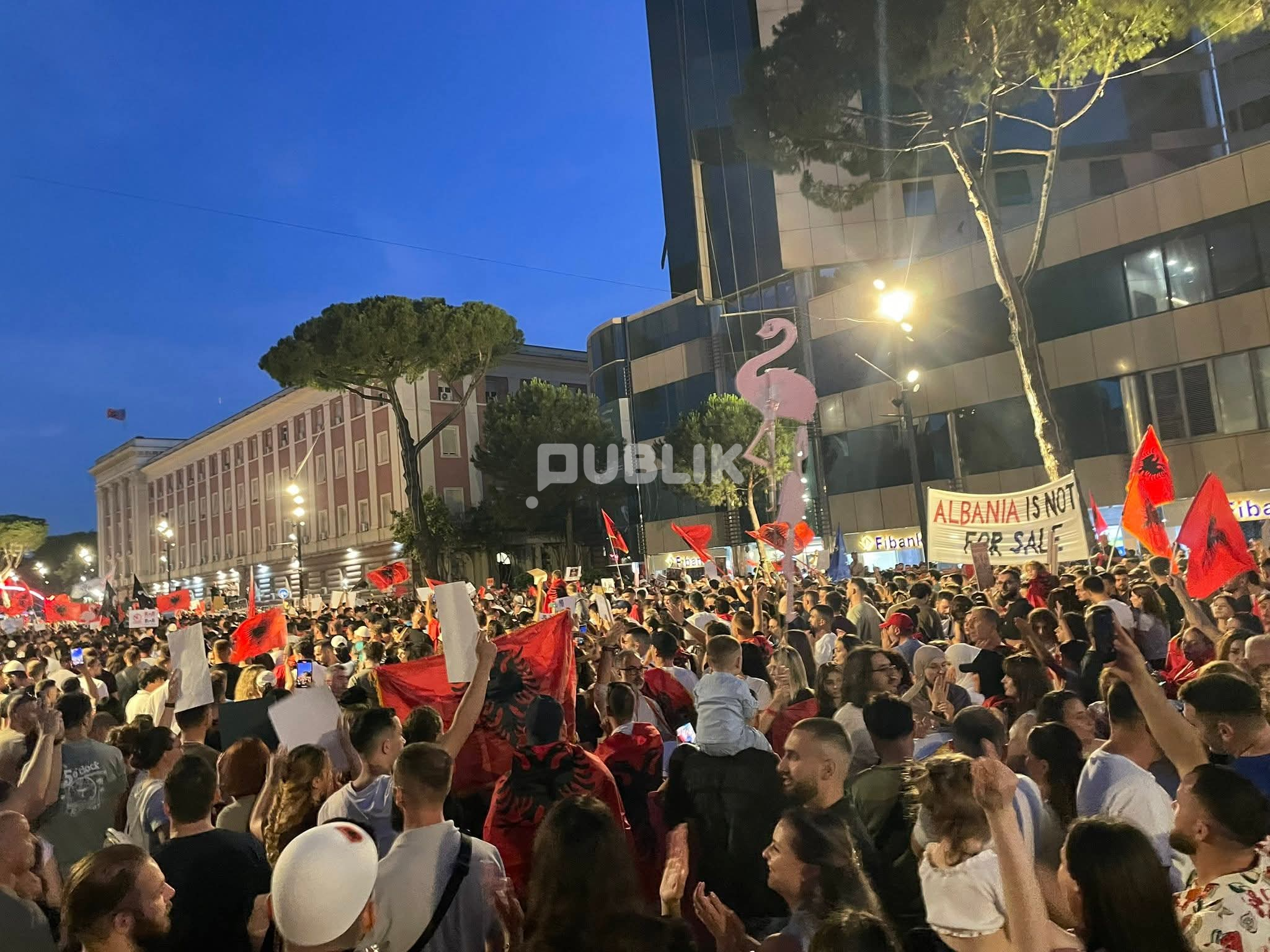 Protestuesit thirrje SPAK-ut: Lëshoni urdhër-arreste për të korruptuarit