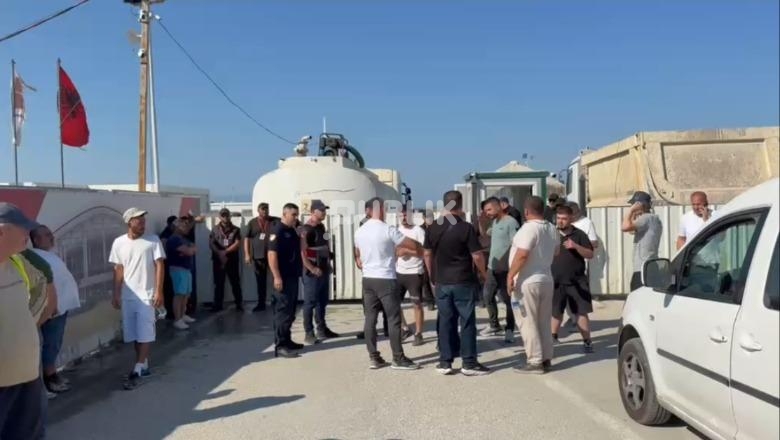 Tensione në Vlorë, Valon Ademi bllokon punonjësit e Pacollit