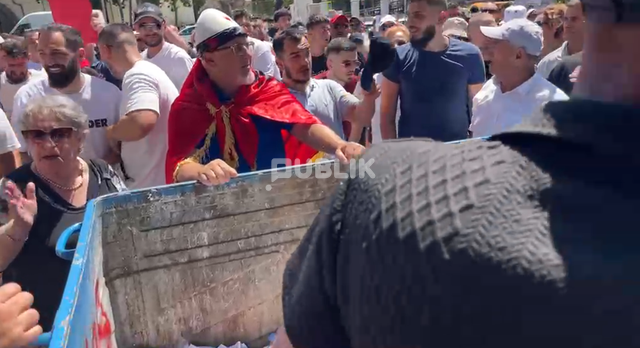 Protestuesit rrethojnë godinën e Kuvendit, përplasen me policinë