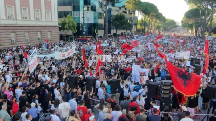 Kur protesta sfidon frikën