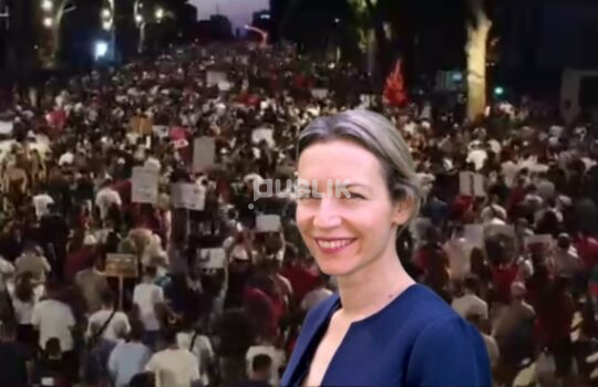 Lea Ypi në krah të protestuesve, ndan pamje nga tubimi