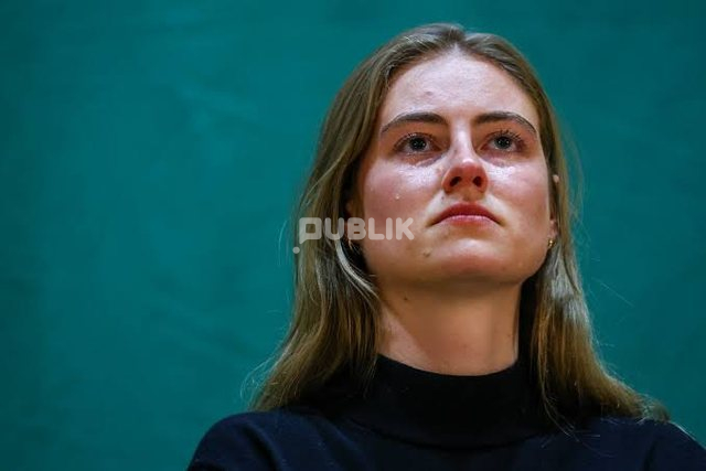 Eurodeputetja franceze Emma Fourreau zbarkon në Shqipëri për të mbështetur protestat qytetare