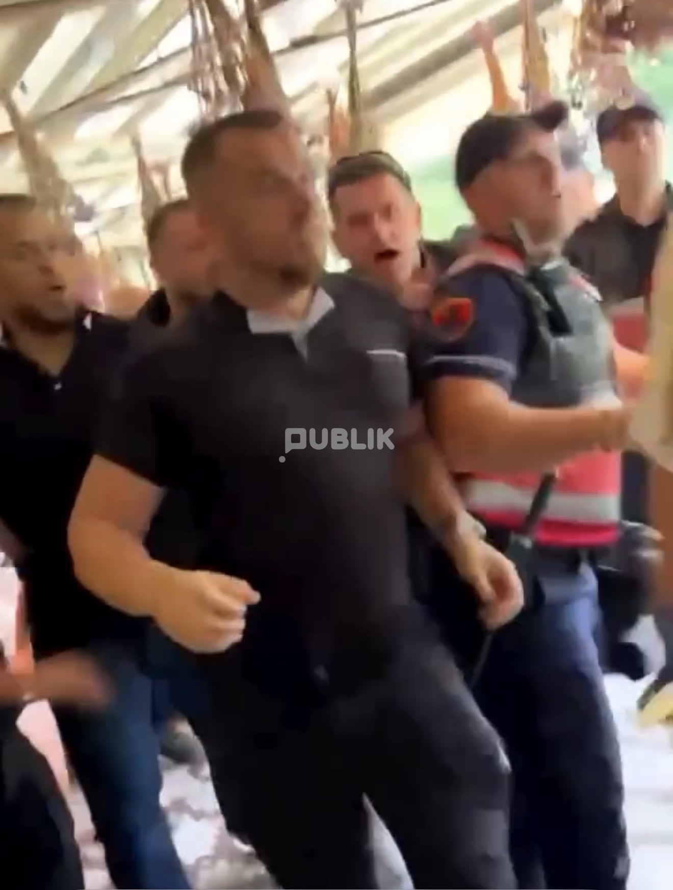 Banditët e Ulsi Manjës dhunojnë protestuesit në sy të policisë
