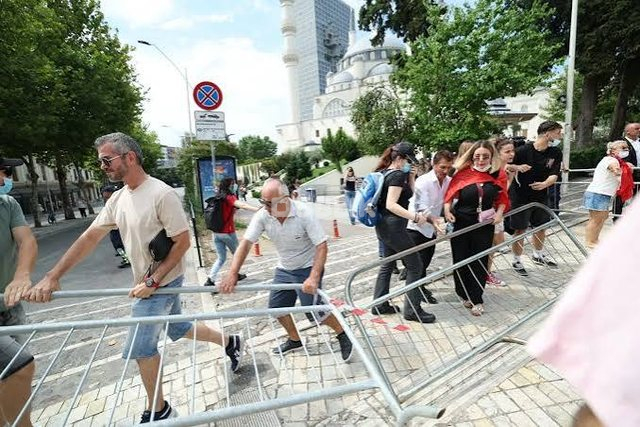 Pas 50 ditësh protestë, qytetarët mblidhen sërish sot para Kuvendit