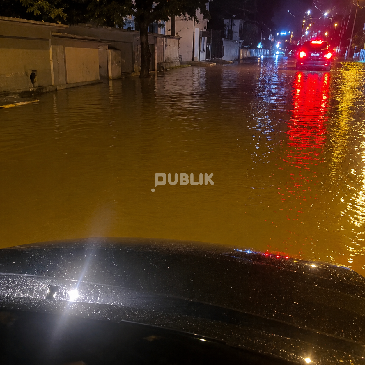 Çarje tubacioni në Mëzez, rruga përmbytet nga uji