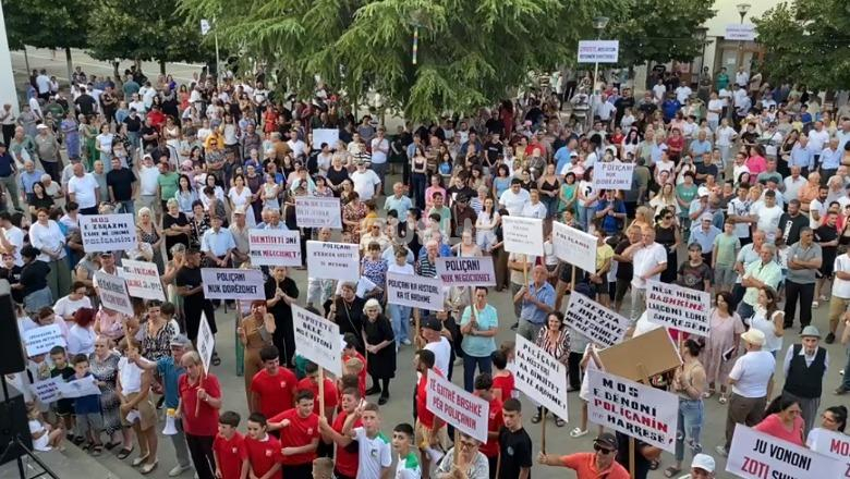Poliçani djeg teserat e PS-së në shesh