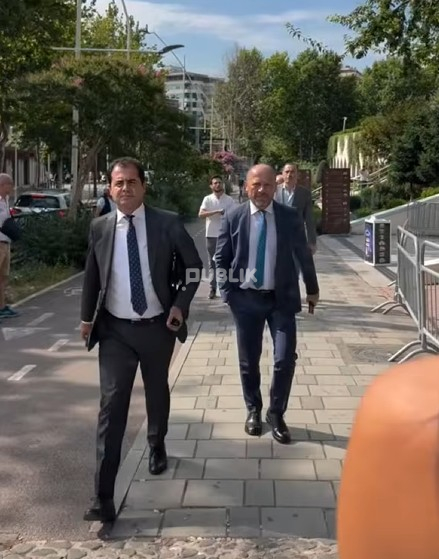 Protestuesit në kor deputetëve të PD,  “Opozitë e shitur!”