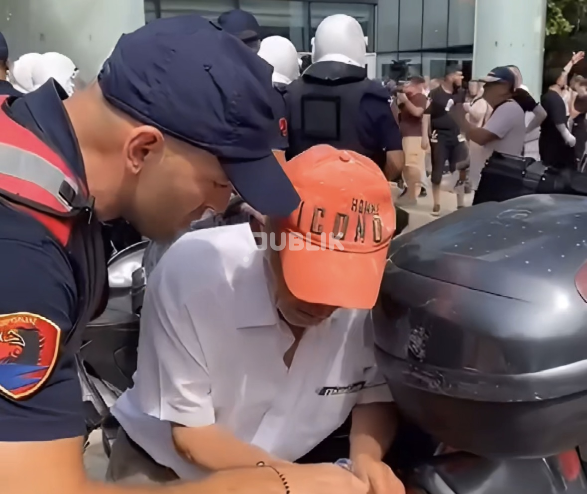 Polici i vjen në ndihmë të moshuarit: I jep ujë dhe kujdeset për të