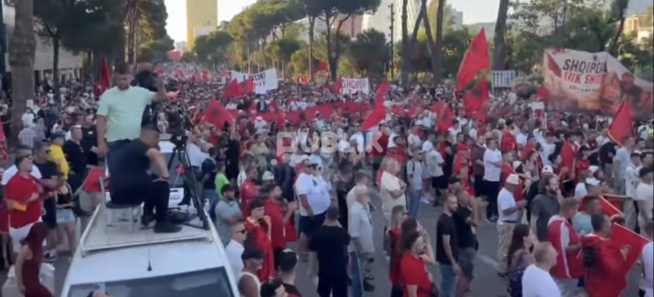 Shqiptarët skuqin bulevardin në ditën e 35-të të protestës