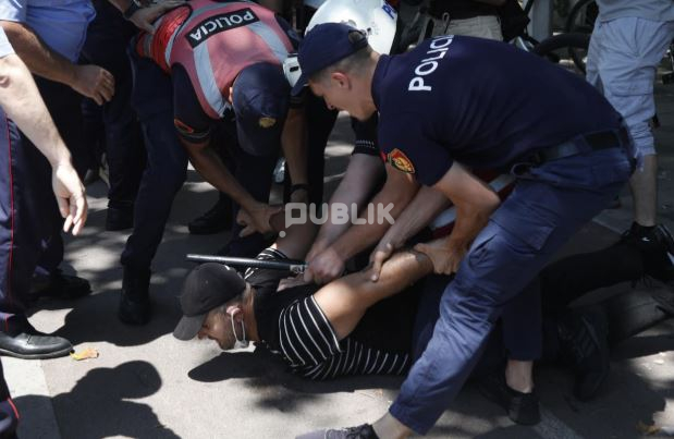 Protestuesit sot para gjykatës: Lironi djemtë tané!