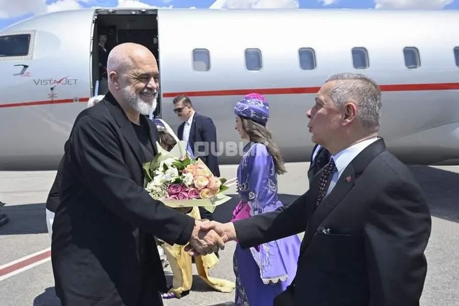 Rama shkon në Turqi me charter luksoz në kohë protestash