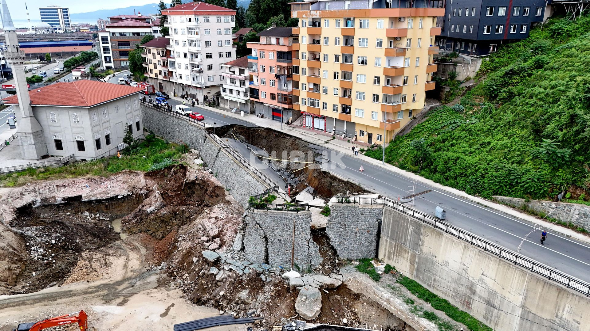 Turqi, rruga shembet papritur dhe rrezikon ndërtesat