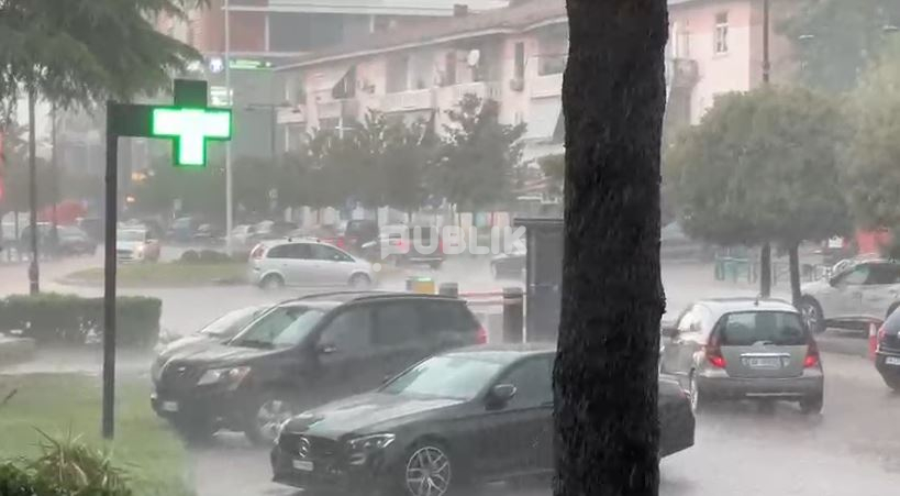 Stuhia me shi dhe breshër “mbërthen” Elbasanin