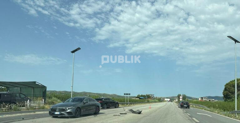 Aksident në Peqin–Elbasan, përplasen tre automjete, dy të lënduar