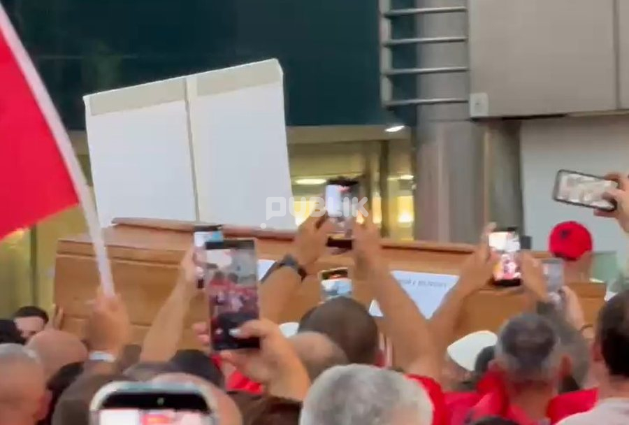 VIDEO/ Arkivoli me foton e Ramës shfaqet në mes të protestës
