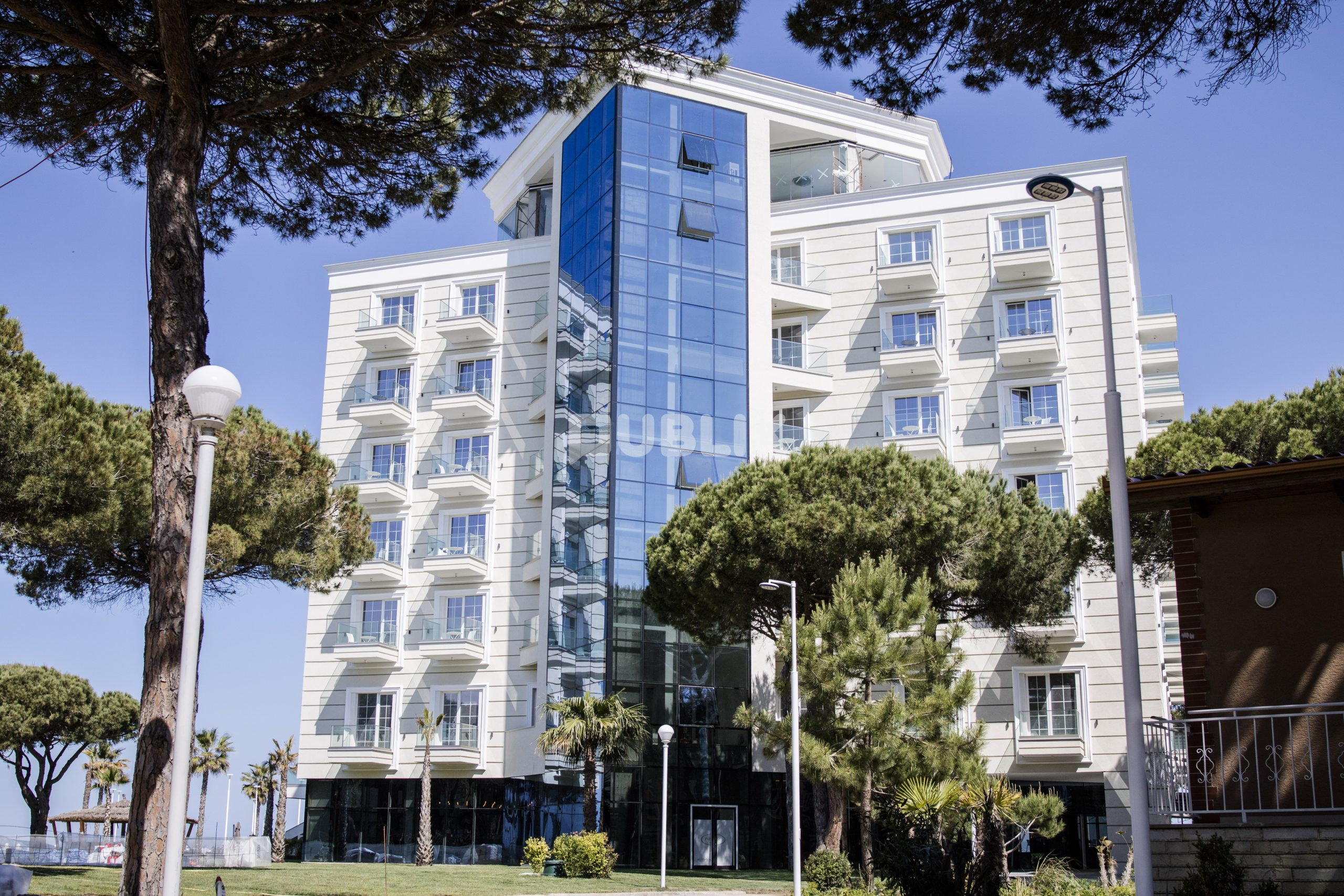 Morën peng inspektorët e Tatimeve, arrestohen 5 punonjës të “Prestige Resort”