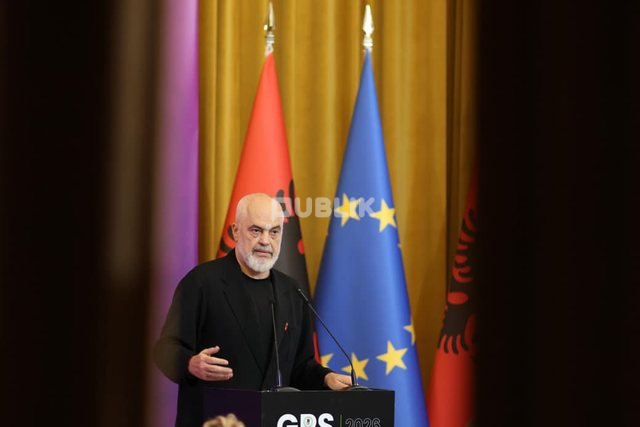 Protesta/ Rama zbulon “armikun” e ri: Fajin e ka administrata!