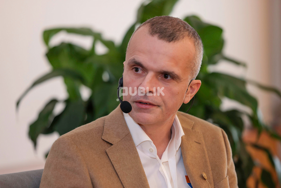 “Po flisja me nënën në telefon”, si u kap “mat” Ermal Beqiri në Francë