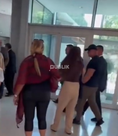 Deputetët si minj e skutha, struken brenda qendrës tregtare