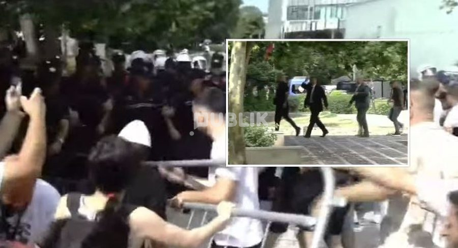 Deputeti i Tom Doshit provokon protestuesit me gjestin e papritur