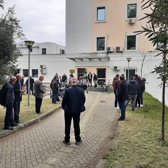 Për të qarë apo për të qeshur? Gjykatës Administrative i del ‘pronari’