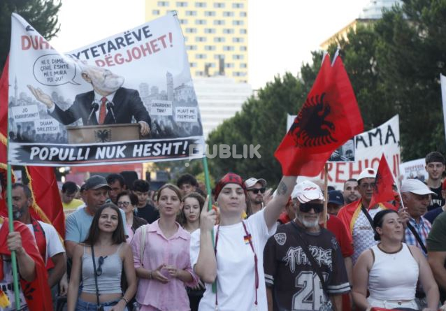 Opinionet nga autorë ‘anonimë’ shënjestrojnë protestat e Flamingove