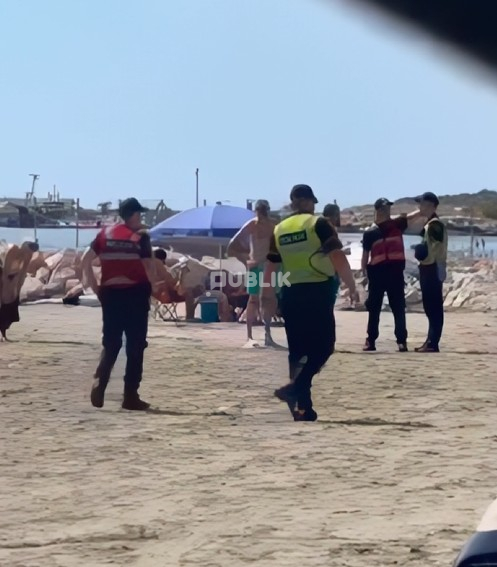 E turpshme! Policia përzë pushuesit nga plazhi: Bregdeti u shit