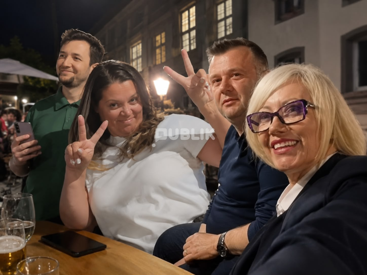 Deputetët e PS “kapen mat” me letra bixhozi e duke pirë birra