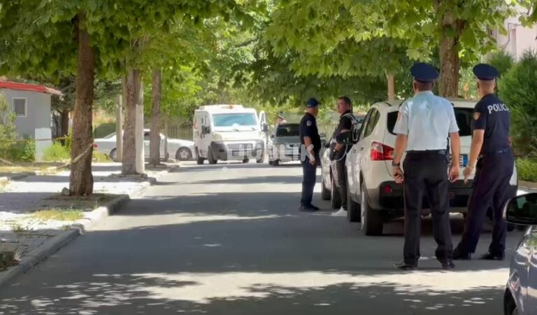 Plagosje në Korçë, 42-vjeçari paraqitet në spital me thikën në qafë